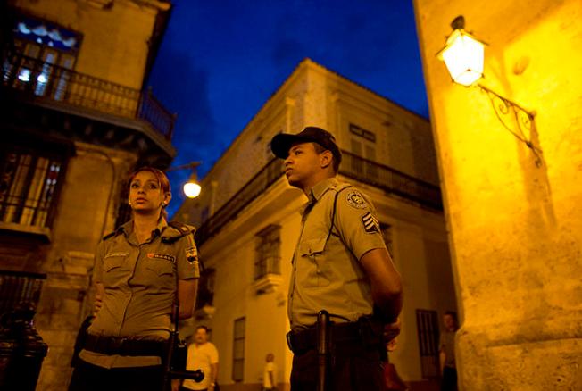 Imagen de agentes policiales en Habana, Cuba, el 18 de marzo de 2016. El periodista Augusto César San Martín fue recientemente detenido, multado y su equipos le fueron confiscados en la Habana. (AP/Rebecca Blackwell)