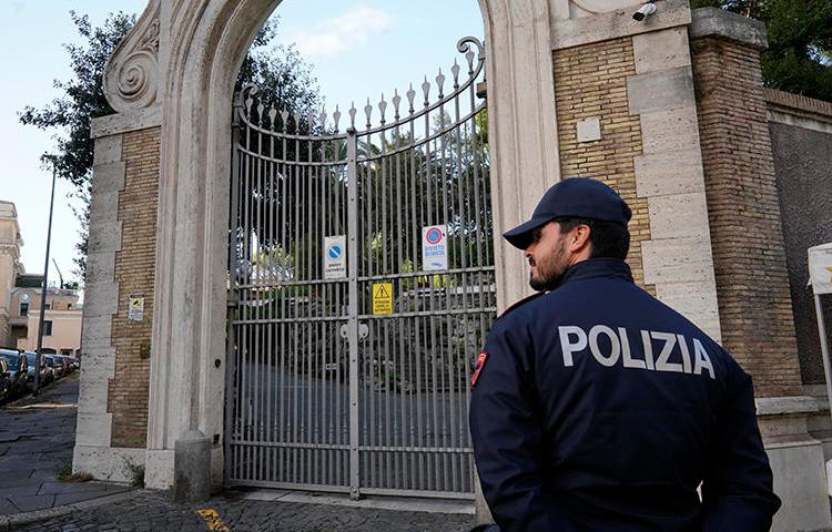 An Italian police officer is seen on October 31, 2018. Police recently arrested seven men who assaulted a journalist in Vicenza. (AP/Andrew Medichini)