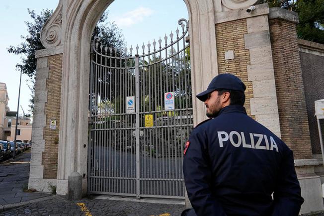 An Italian police officer is seen on October 31, 2018. Police recently arrested seven men who assaulted a journalist in Vicenza. (AP/Andrew Medichini)