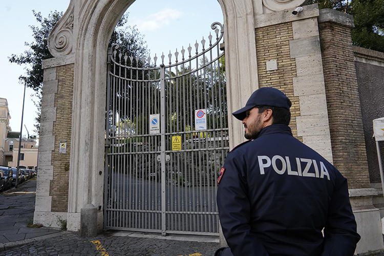 An Italian police officer is seen on October 31, 2018. Police recently arrested seven men who assaulted a journalist in Vicenza. (AP/Andrew Medichini)