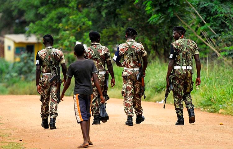 Military police patrol the streets of Gorongosa, in central Mozambique, on November 19, 2013. A radio journalist in Mozambique has been held in pretrial detention since January, 2019. (Reuters/Grant Lee Neuenburg)