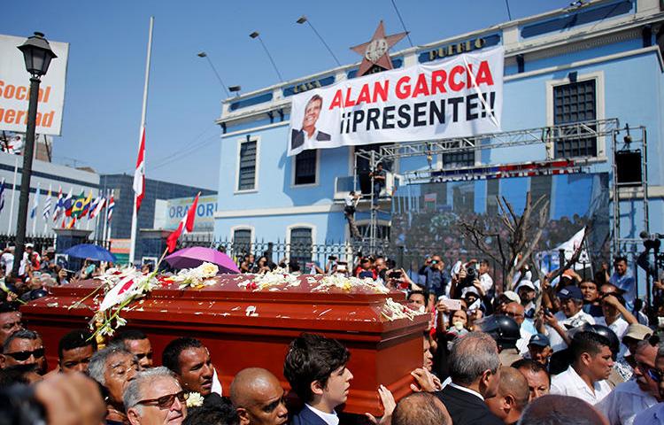 Em 19 de abril de 2019, amigos e familiares carregam o caixão do ex-presidente do Peru, Alan Garcia, que se suicidou no dia 17 de abril, em Lima, Peru. Alguns funcionários do governo culparam jornalistas investigativos peruanos por seu suicídio e participam de uma campanha de assédio. (Reuters/Janine Costa)