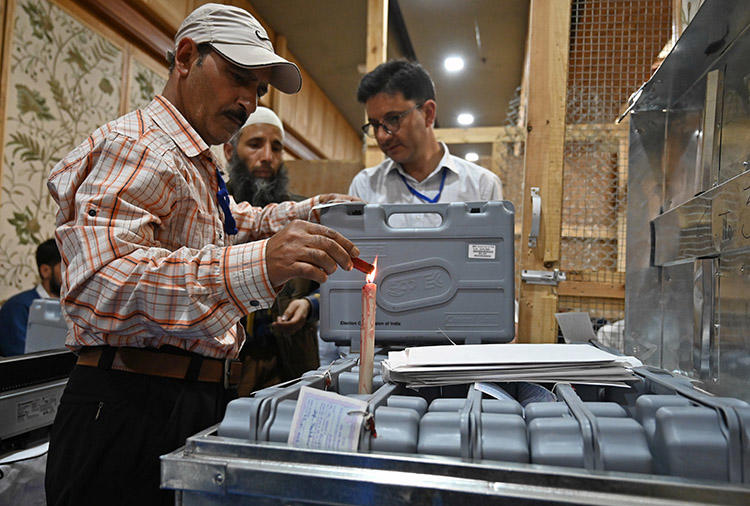 Election officials open a seal on a voting machine at a counting centre in Srinagar in May 2019. CPJ met with journalists across India to discuss the safety challenges of covering India's elections. (AFP/Tauseef Mustafa)