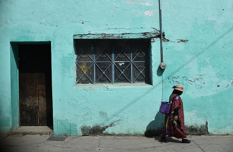 Una mujer indígena camina en Tlaxiaco, estado de Oaxaca, el 15 de febrero de 2019. Telésforo Enríquez, el fundador de una estación de radio comunitaria, fue hallado muerto a tiros en la ciudad de San Agustín Loxicha, Oaxaca, el 2 de mayo. (AFP / Rodrigo Arangua )