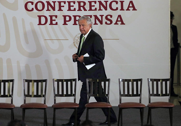 El presidente Andrés Manuel López Obrador llega para su conferencia de prensa matutina diaria en el Palacio Nacional en la Ciudad de México, el día 12 de abril. Periodistas en México dicen que sufren de acoso después de haber sido criticados por el presidente. (AP/Marco Ugarte)