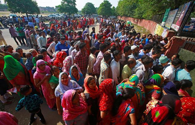 Voters queue to cast their vote outside a polling station during the final phase of general election in Chandigarh, India on May 19, 2019. Journalists report online harassment and disinformation during the campaign. (REUTERS/Ajay Verma)