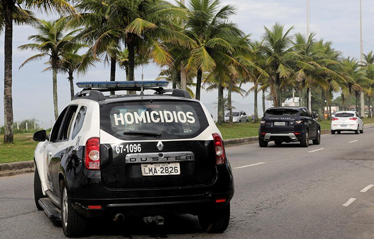 Um carro de polícia é visto no Rio de Janeiro, Brasil, em 12 de março de 2019. O jornalista Robson Giorno foi morto recentemente no estado do Rio de Janeiro. (Reuters / Sergio Moraes)