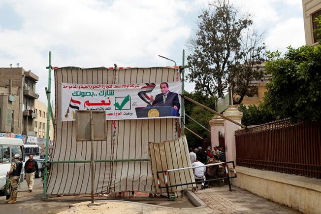 A banner depicting Egyptian President Abdel Fattah el-Sisi is seen outside a polling station, during the referendum on draft constitutional amendments, in Cairo, Egypt, on April 20, 2019. (Reuters/Amr Abdallah Dalsh)