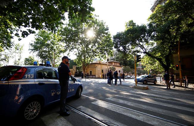 An Italian police officer is seen on May 23, 2017. A journalist's car was recently burned in Sicily, in a case that police have linked to their journalism. (Reuters/Yara Nardi)