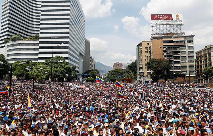 Apoiadores do líder da oposição venezuelana, Juan Guaidó, participam de uma manifestação em Caracas em 1º de maio de 2019 (Reuters/Carlos Garcia Rawlins)