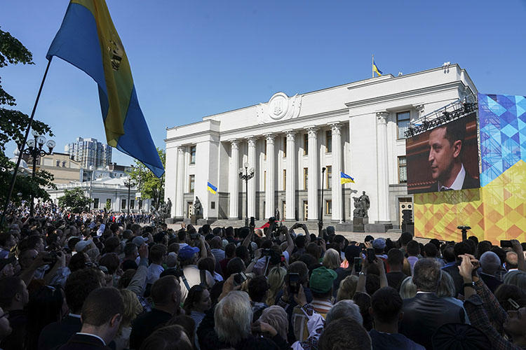 People gather in front of the Ukrainian parliament during the inauguration on May 20, 2019, of President Volodymyr Zelenskiy, who campaigned on an anti-corruption platform. Cherkasy-based journalist Vadym Komarov, known for reporting on local corruption, died June 20 as the result of an assault six weeks earlier. (AP/Evgeniy Maloletka)