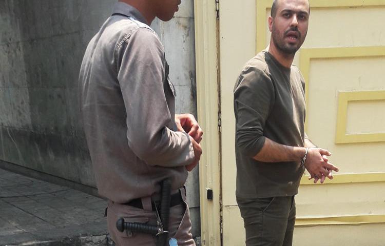 Iranian journalist Masoud Kazemi is seen entering Evin prison in Tehran on May 22, 2019. (Image via Twitter, used with permission)