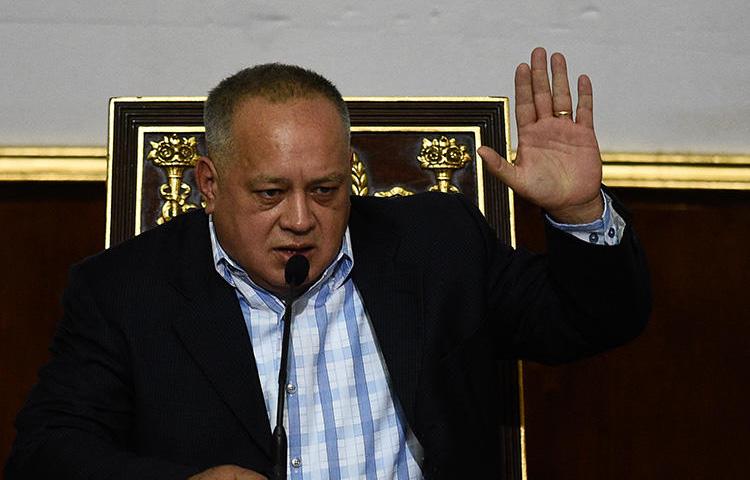 : El exvicepresidente Diosdado Cabello aparece durante una sesión de la Asamblea Nacional Constituyente en enero. El Tribunal Supremo de Justicia de Venezuela le ordenó a La Patilla pagarle a Cabello una indemnización de USD 5 millones. (AFP/Federico Parra)