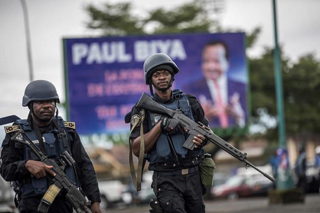 Members of the Cameroonian Gendarmerie patrol Buea in October 2018, during a political rally. In a letter to the UN Security Council, CPJ and other groups have highlighted the deteriorating situation, including the jailing of journalists, in parts of Cameroon. (AFP/Marco Longari)