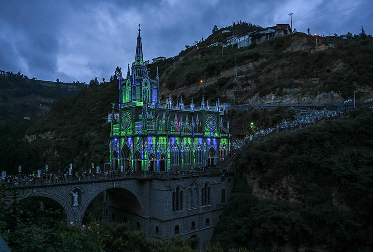 Luces iluminan la iglesia católica romana Las Lajas, en el departamento colombiano de Nariño en enero 2019.  Un periodista radial de la región fue asesinado por disparo el 11 de junio. (AFP/Juan Barreto)