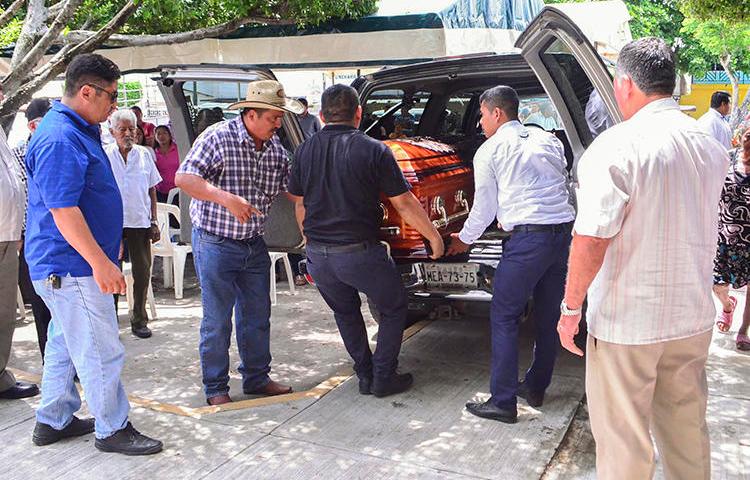 Familiares y amigos de la periodista mexicana Norma Sarabia, quien fue asesinada el 11 de junio, llevan su ataúd en Huimanguillo, estado de Tabasco, México, el 12 de junio de 2019. (AFP/Carlos Perez)