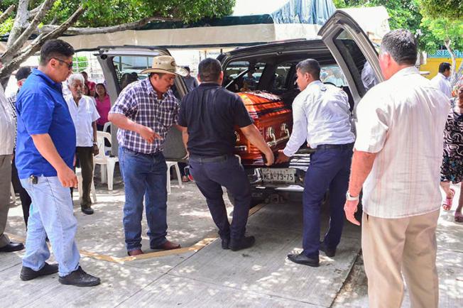 Familiares y amigos de la periodista mexicana Norma Sarabia, quien fue asesinada el 11 de junio, llevan su ataúd en Huimanguillo, estado de Tabasco, México, el 12 de junio de 2019. (AFP/Carlos Perez)