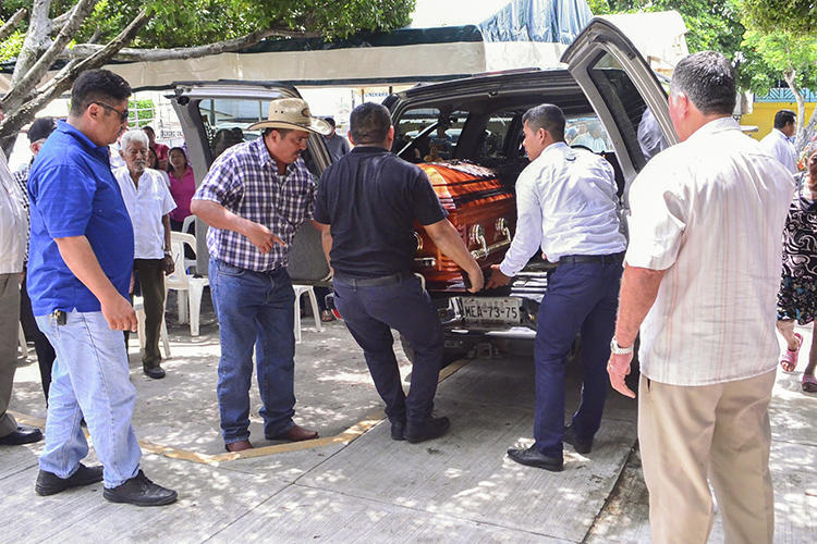 Relatives and friends of Mexican journalist Norma Sarabia, who was killed June 11, carry her coffin in Huimanguillo, Tabasco state, Mexico, on June 12, 2019. (AFP/Carlos Perez)