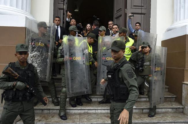 Members of the Bolivarian National Guard prevent journalists from entering the National Assembly in Caracas, Venezuela, on June 18, 2019. Officers have blocked journalists' entry to the assembly building during its Tuesday debates since May 7. (AFP/Yuri Cortez)