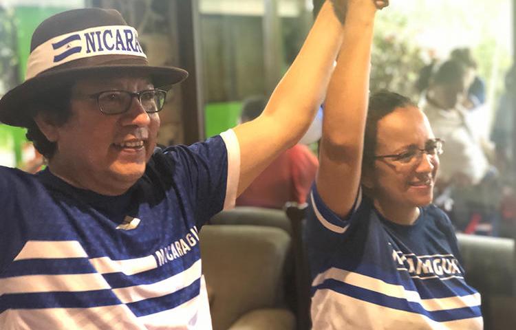 Los periodistas nicaragüenses Miguel Mora, izquierda, y Lucía Pineda en Managua, Nicaragua, luego de su excarcelación el 11 de junio de 2019. (CPJ)