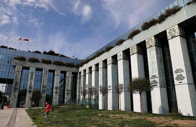 A general view of Supreme Court in Warsaw, Poland, on September 13, 2018. A district court in Poznań, in western Poland, banned reporter Anna Wilk from journalism for 3 years in criminal libel suit on May 24, 2019. (Reuters/Kacper Pempel)