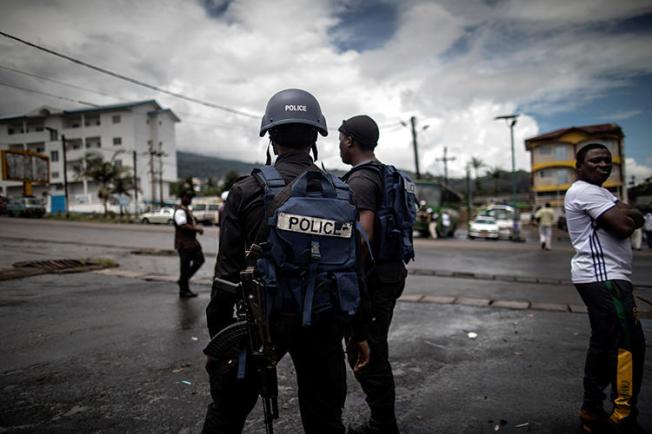 Agents de police camerounais, le 3 octobre 2018. La police a récemment arrêté le journaliste Paul Chouta, inculpé de diffamation et de propagation de fausses nouvelles. (AFP/Marco Longari)