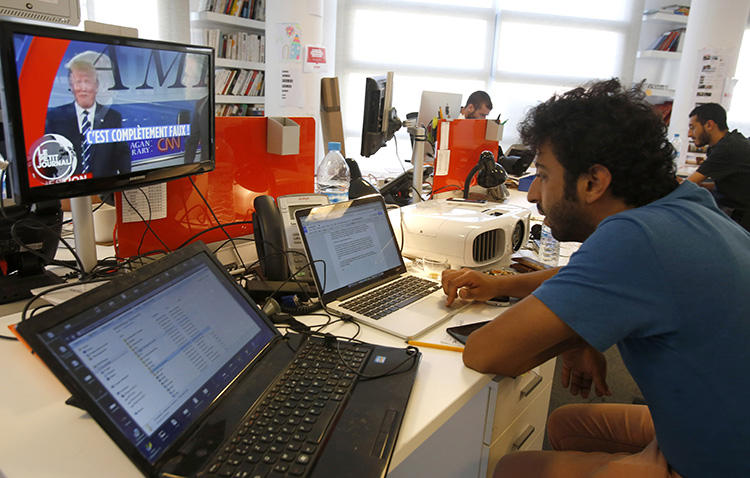 Le journaliste d'investigation marocain Omar Radi, qui travaillait à l'époque pour le site web Le Desk, au siège du site web à Casablanca, au Maroc, le 18 septembre 2015. Radi et d'autres journalistes indépendants ont décrit au CPJ un climat de surveillance omniprésente et de harcèlement dans le pays. (AP Photo/Abdeljalil Bounhar)