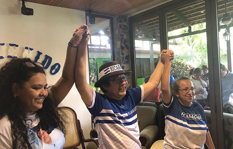 Verónica Chávez, Miguel Mora, y Lucía Pineda, después de la liberación de la prisión de Mora y Pineda el 11 de junio en Managua, Nicaragua. (CPJ)