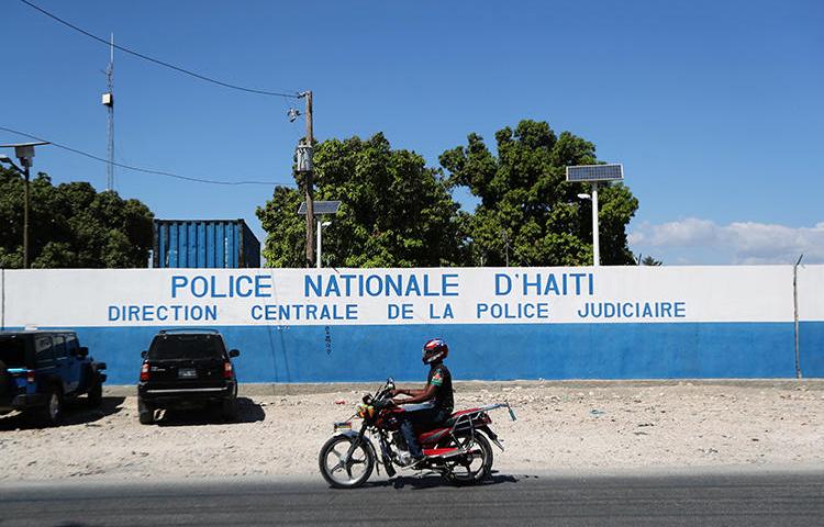 Image d'un poste de police à Port-au-Prince le 18 Février, 2019.  Tout récemment, le journaliste Kendi Zidor est sorti indemne d'un attentat par balles dans la ville. (Reuters/Ivan Alvarado)