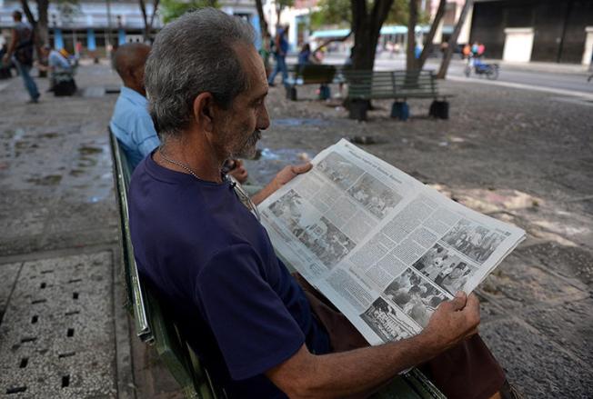 A man reads a Cuban newspaper in Havana on May 19, 2018. Cuba sentences journalist Roberto Quiñones to one-year prison term on August 7, 2019. (AFP/Yamil Lage)