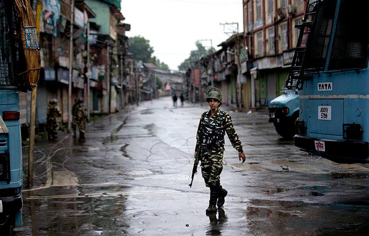 An Indian paramilitary soldier patrols during a security lockdown in Srinagar, on August 14. Indian authorities detained at least two journalists in Jammu and Kashmir in the past week. (AP/Dar Yasin/File)