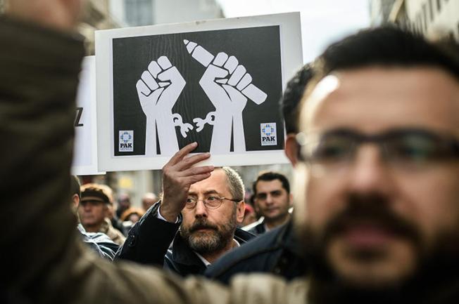 Journalists hold placards on January 10, 2016, during a march in Istanbul as they protest against the imprisonment of journalists. On July 16, 2019, a Turkish court ordered service providers to block access to several news sites. (AFP/Ozan Kose)