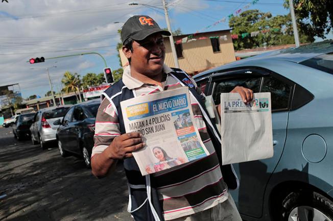 A newspaper vendor sells "La Prensa" and "El Nuevo Diario" on January 18, 2019. Customs authorities have withheld ink and newsprint supplies from both papers since August 2018. (AFP/Inti Ocon)