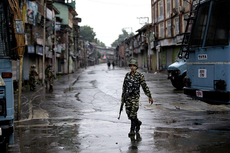 An Indian paramilitary soldier patrols during a security lockdown in Srinagar, on August 14. (AP/Dar Yasin/File)