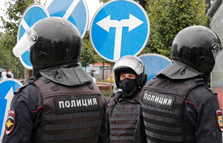 Police officers are seen in Moscow, Russia, on August 3, 2019. Police in Saratov recently raided journalist AleksandrNikishin's apartment and interrogated him. (AP/Alexander Zemlianichenko)