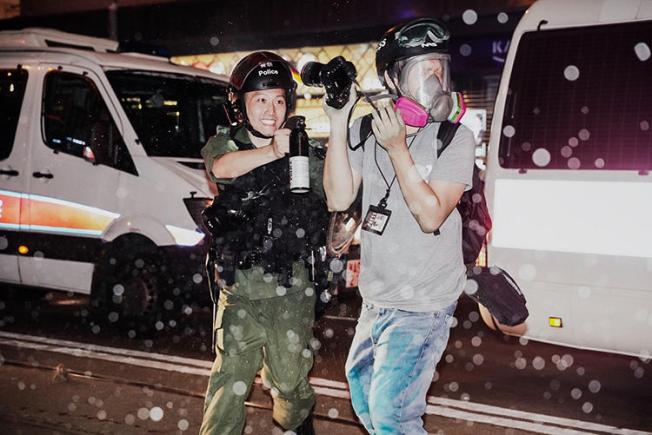 A police officer sprays journalist Lam Chun Tung with pepper spray on September 29, 2019. Police also fired projectiles at journalists. (Nasha Chan/Stand News)