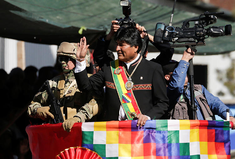 Imagen del presidente de Bolivia, Evo Morales, en La Paz el 7 de agosto de 2019.  El Tribunal Supremo Electoral recientemente restringió la publicación de una encuesta pública que mostraba a Morales en una reñida contienda para la elección del próximo mes. (Reuters/David Mercado)