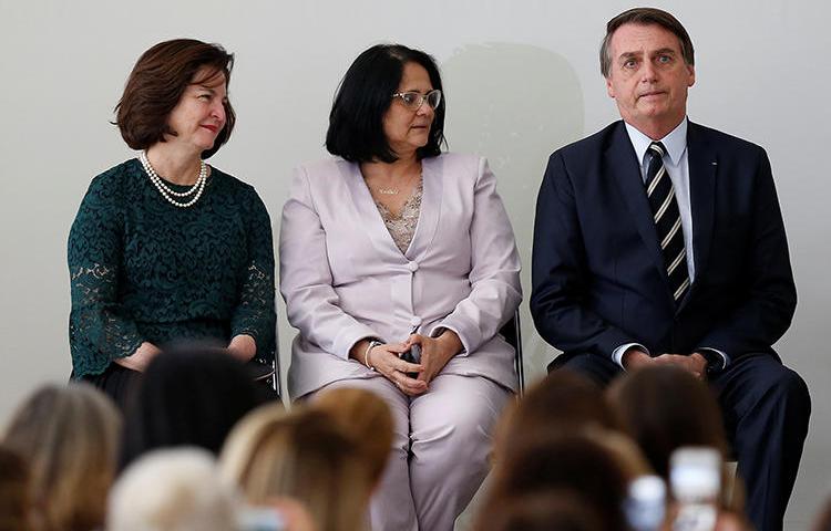 Damares Alves, ministra da Mulher, Família e Direitos Humanos do Brasil, é vista com a ex-procuradora-geral brasileira Raquel Dodge e o presidente Jair Bolsonaro em Brasília, em 8 de março de 2019. Alves recentemente apresentou uma queixa contra a revista on-line AzMina. (Reuters/Adriano Machado)