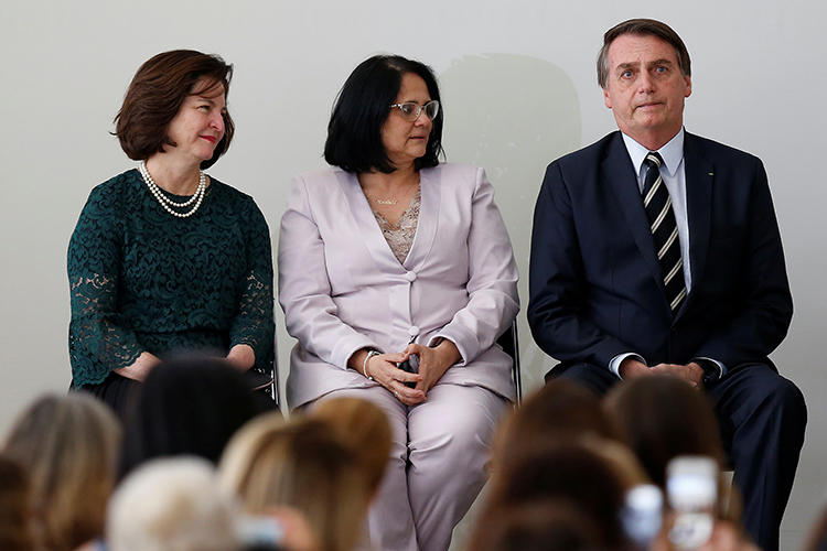 Damares Alves, ministra da Mulher, Família e Direitos Humanos do Brasil, é vista com a ex-procuradora-geral brasileira Raquel Dodge e o presidente Jair Bolsonaro em Brasília, em 8 de março de 2019. Alves recentemente apresentou uma queixa contra a revista on-line AzMina. (Reuters/Adriano Machado)