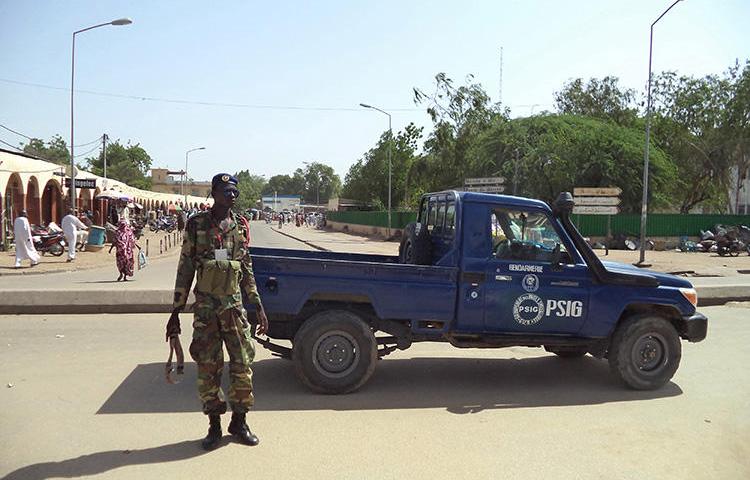 Un policier est aperçu à N'Djamena, au Tchad, le 11 juillet 2015. Un tribunal de N'Djamena a récemment inculpé deux journalistes tchadiens pour diffamation criminelle et a condamné l’un d’entre eux à une peine d’emprisonnement. (Reuters/Moumine Ngarmbassa)