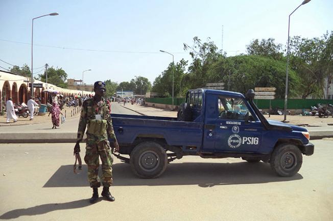 A police officer is seen in N'Djamena, Chad, on July 11, 2015. A N'Djamena court recently charged two Chadian journalists with criminal defamation and sentenced one to jail. (Reuters/Moumine Ngarmbassa)