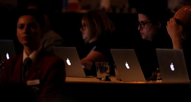 Periodistas trabajan durante un panel para una serie de televisión en Beverly Hills, California, en agosto de 2016. Las periodistas y los periodistas de género no conformista de Estados Unidos y Canadá afirman que necesitan más capacitación sobre cómo enfrentar el acoso y las amenazas. (Reuters/Mario Anzuoni)