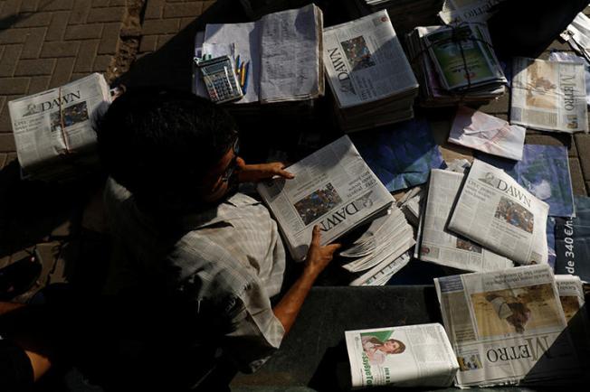 A newspaper vendor is seen in Karachi, Pakistan, on October 7, 2018. The country is currently considering establishing courts specifically for media-related issues. (Reuters/Akhtar Soomro)