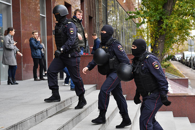 Russian police raid a business center in Moscow on October 15, 2019. That day, police also raided several news organizations and journalists' homes across the country. (AFP/Dimitar Dilkoff)