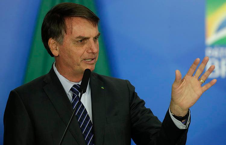 O presidente brasileiro Jair Bolsonaro é visto em Brasília em 8 de outubro de 2019. Bolsonaro recentemente insultou e ameaçou a empresa de mídia Globo. (AP / Eraldo Peres)