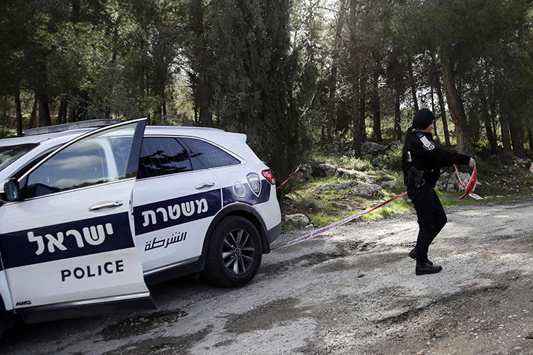 An Israeli police officer is seen in Jerusalem on February 8, 2019. Individuals in Kiryat Ata recently assaulted journalist Daniel Siryoti. (AP/Mahmoud Illean)