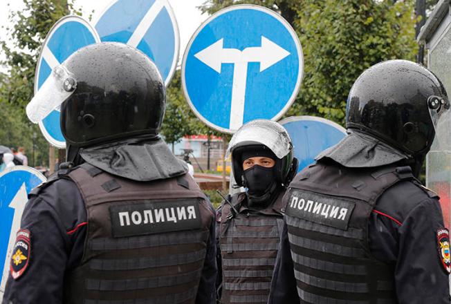 Police officers are seen in Moscow, Russia, on August 3, 2019. Authorities in Pskov recently harassed journalists covering the case of Svetlana Prokopyeva. (AP/Alexander Zemlianichenko)