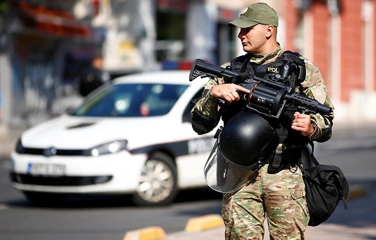 A police officer is seen in Sarajevo, Bosnia and Herzegovina, on September 8, 2019. Bosnian journalist Avdo Avdić recently received death threats. (Reuters/Dado Ruvic)