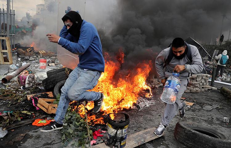 Imagen de manifestantes en Quito, Ecuador, el 12 de octubre de 2019. En medio de las protestas, recientemente grupos no identificados atacaron las oficinas de dos medios de comunicación informativos en la ciudad. (Reuters/Ivan Alvarado)