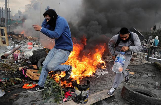 Imagen de manifestantes en Quito, Ecuador, el 12 de octubre de 2019. En medio de las protestas, recientemente grupos no identificados atacaron las oficinas de dos medios de comunicación informativos en la ciudad. (Reuters/Ivan Alvarado)